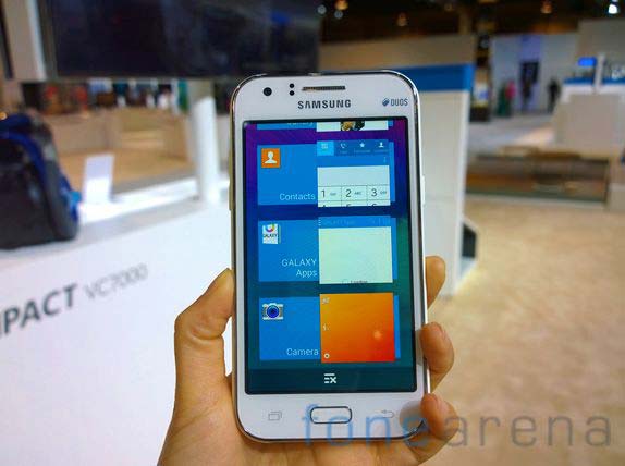 На фото можно увидеть смартфон Samsung Galaxy J2